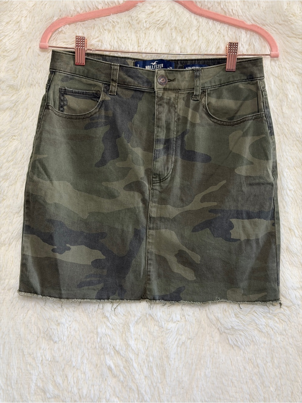Hollister Womens Ultra High-Rise Camo Mini Skirt Size 7/28 Distressed Raw Edge